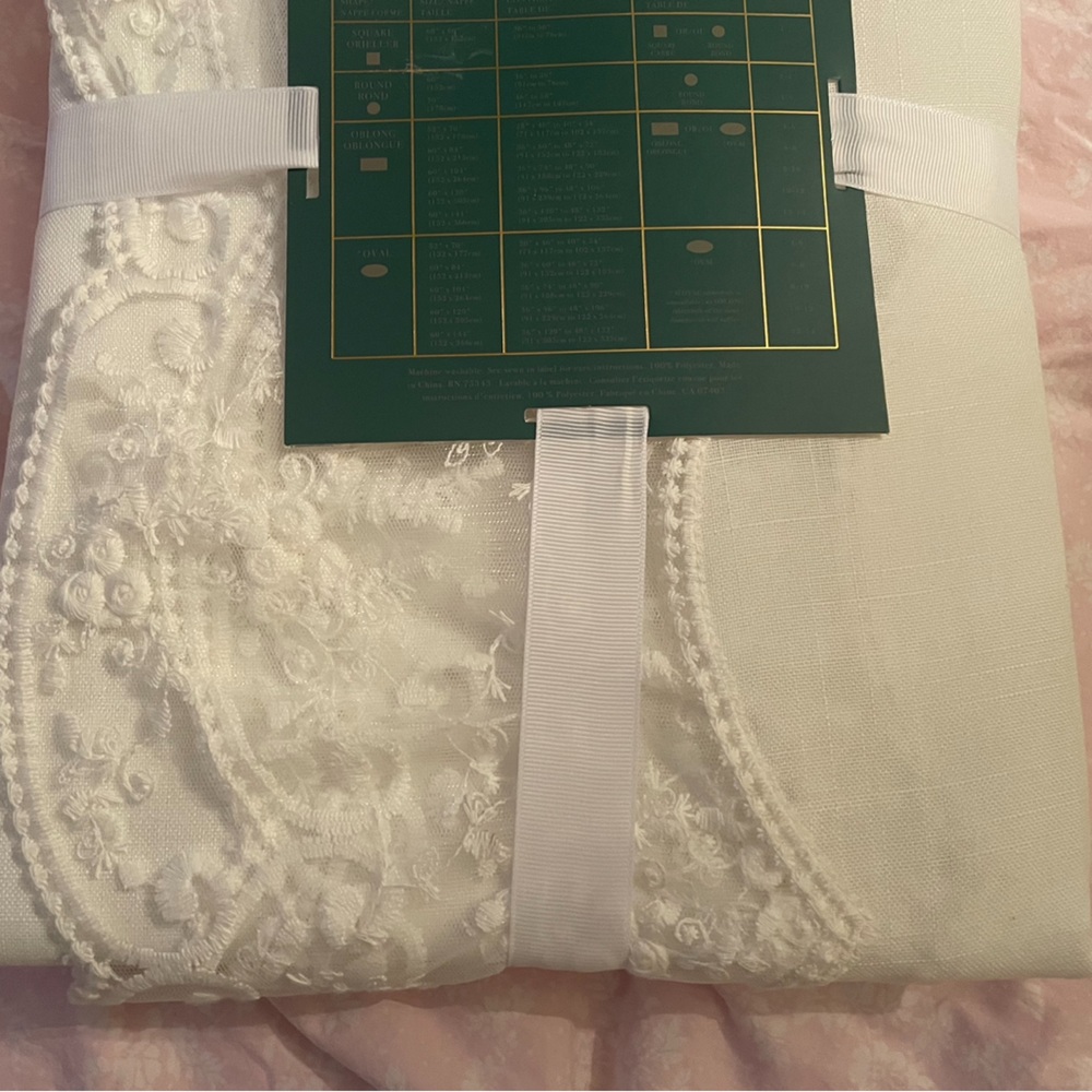 BRAND NEW HOUSE AND GARDEN WHITE LACE LINEN OBLONG TABLECLOTH 60” x 104”